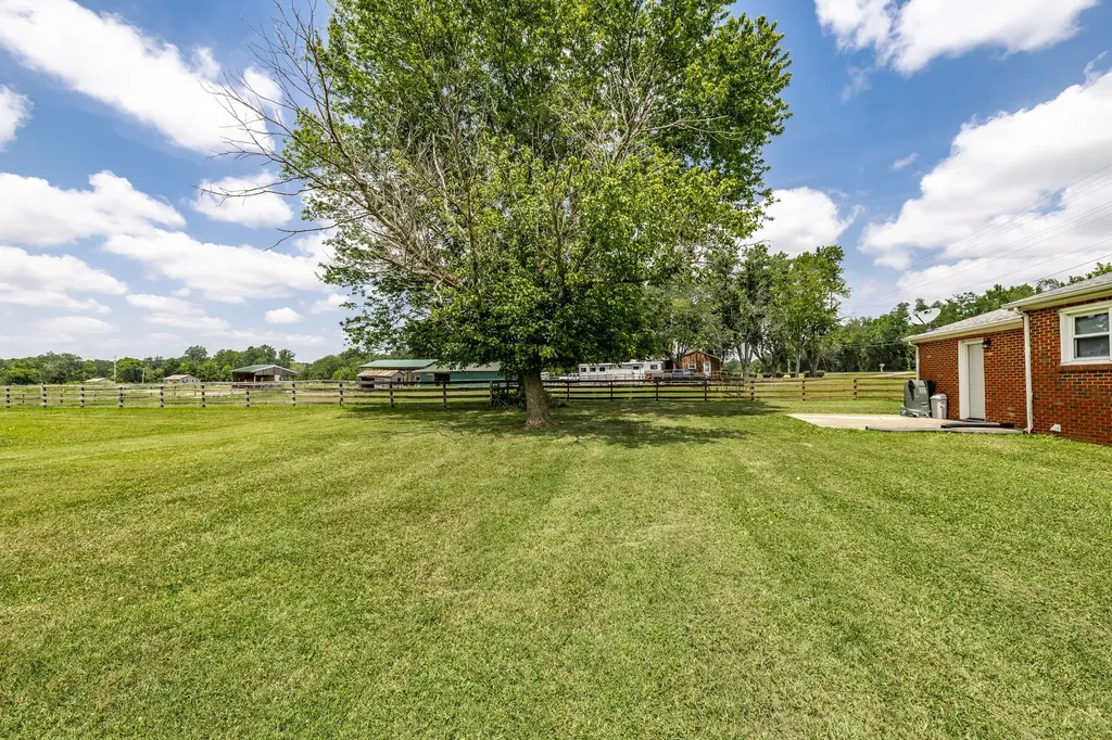 2952 Highway 41, S Springfield TN 37172
