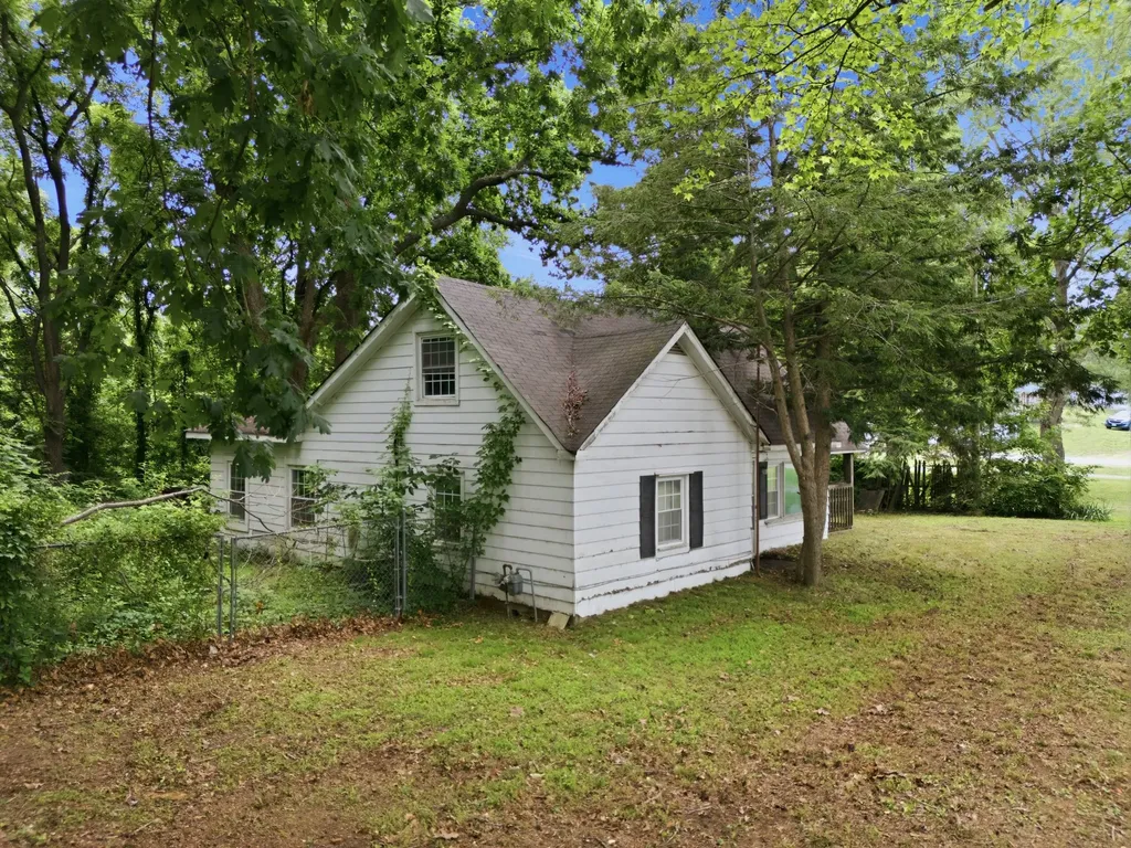 3811 Old Greenbrier Pike Springfield TN 37172