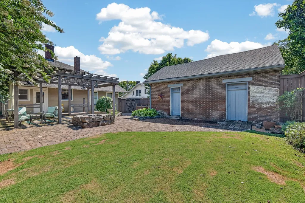 203 Maple St, E Fayetteville TN 37334