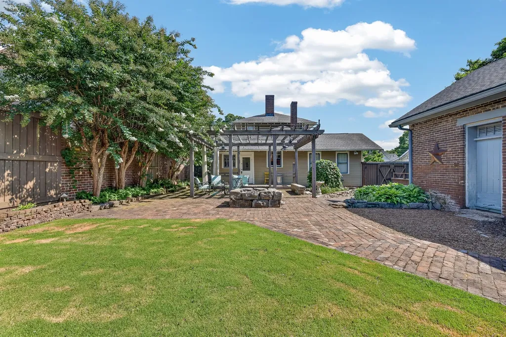 203 Maple St, E Fayetteville TN 37334