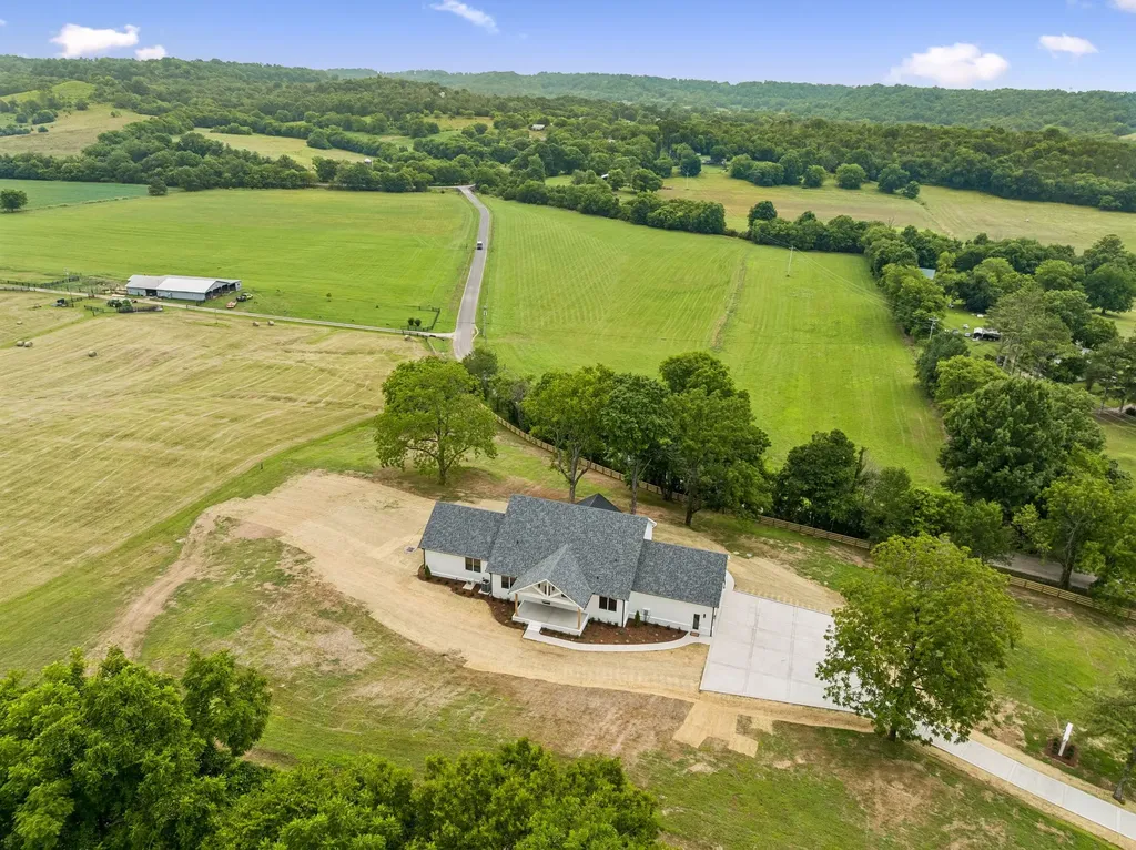 2472 Taylor Road Columbia TN 38401