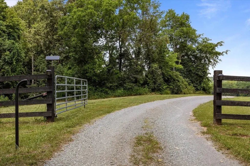 4251 Spring Valley Road Cumberland City TN 37050