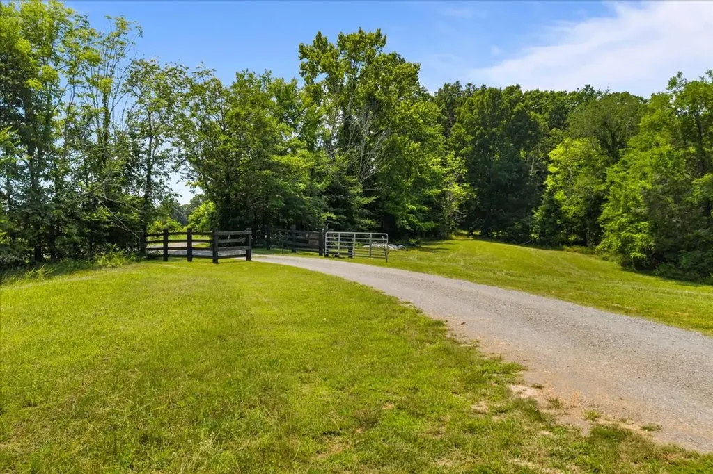 4251 Spring Valley Road Cumberland City TN 37050