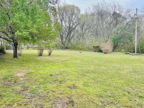 322 Poplar Ave, E Selmer TN 38375