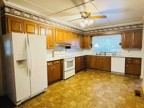 322 Poplar Ave, E Selmer TN 38375