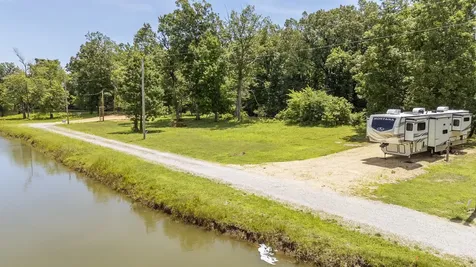 218 Drake Drive Clifton TN 38425