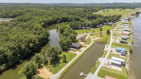 218 Drake Drive Clifton TN 38425