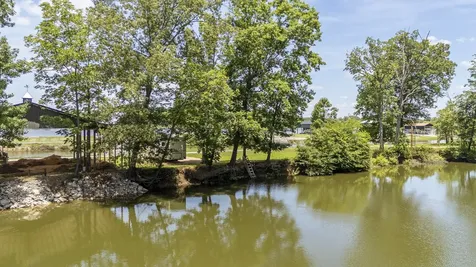 218 Drake Drive Clifton TN 38425