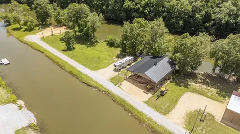 242 Drake Drive Clifton TN 38425