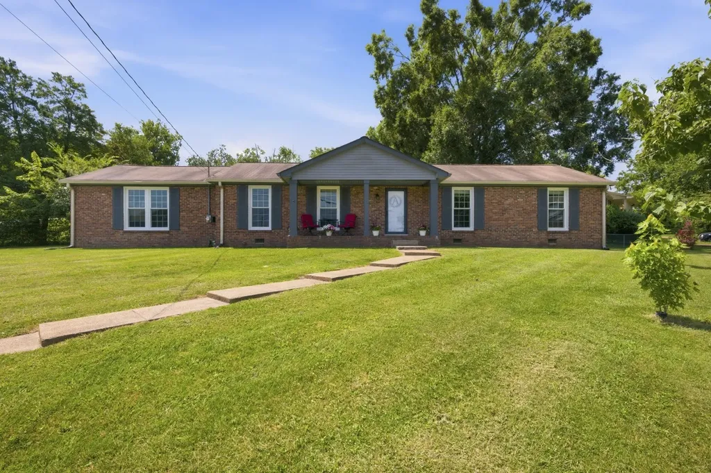 709 Harpeth Pkwy, W Nashville TN 37221
