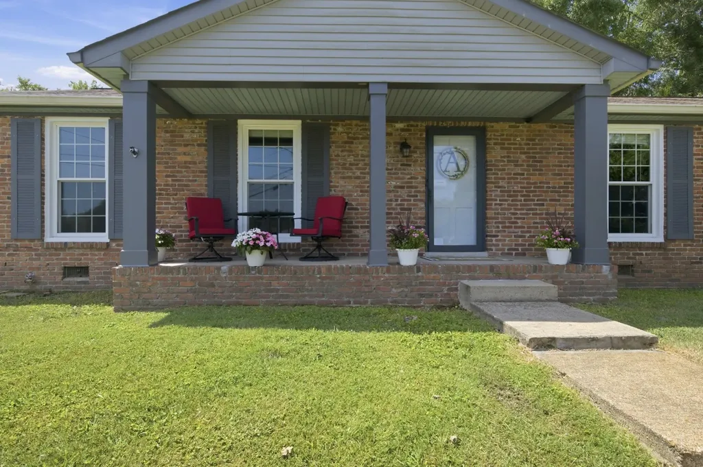 709 Harpeth Pkwy, W Nashville TN 37221