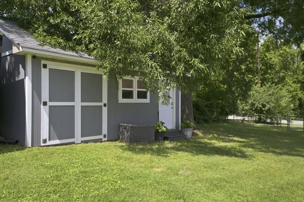 709 Harpeth Pkwy, W Nashville TN 37221