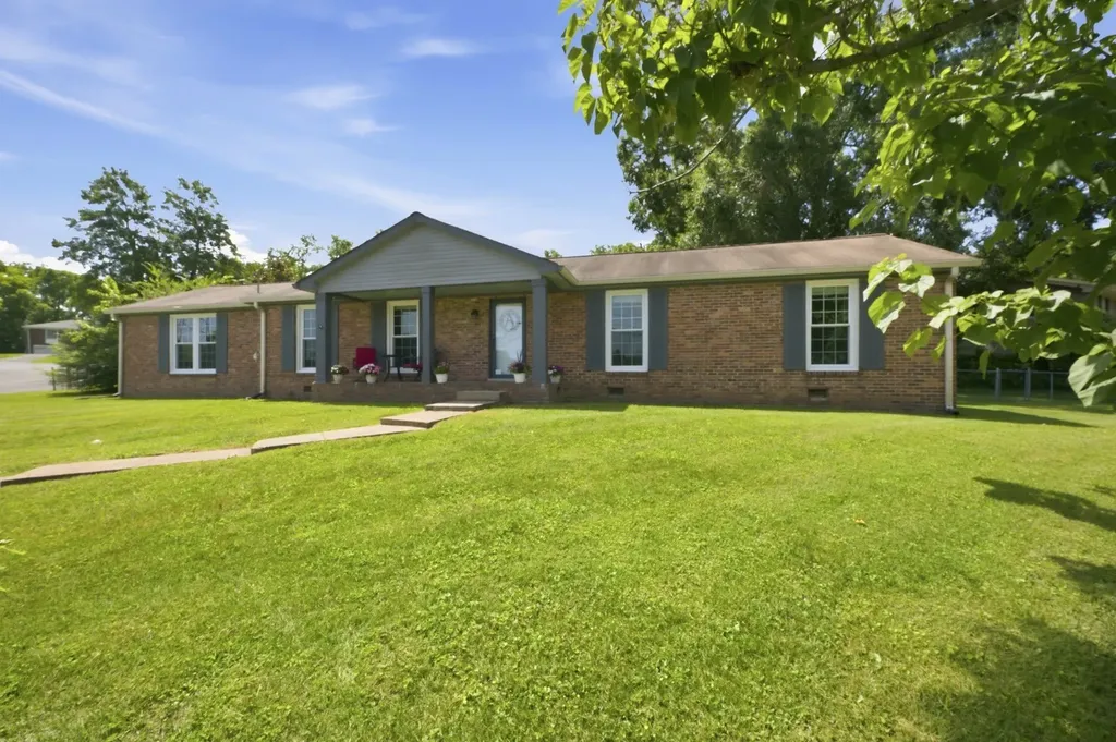 709 Harpeth Pkwy, W Nashville TN 37221