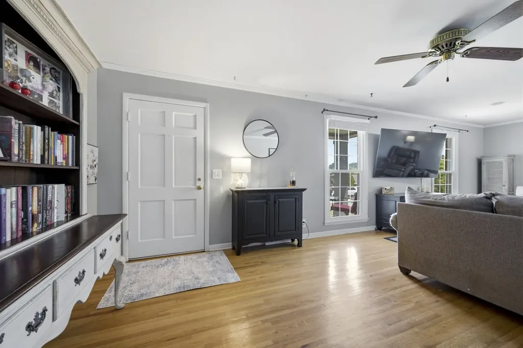 709 Harpeth Pkwy, W Nashville TN 37221