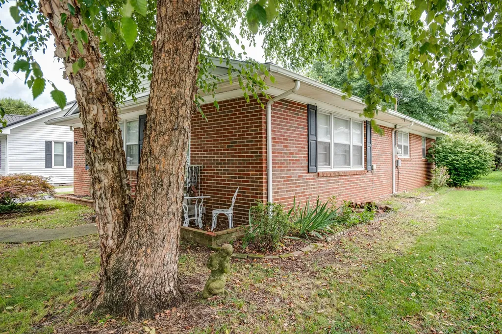412 4th Street Lawrenceburg TN 38464