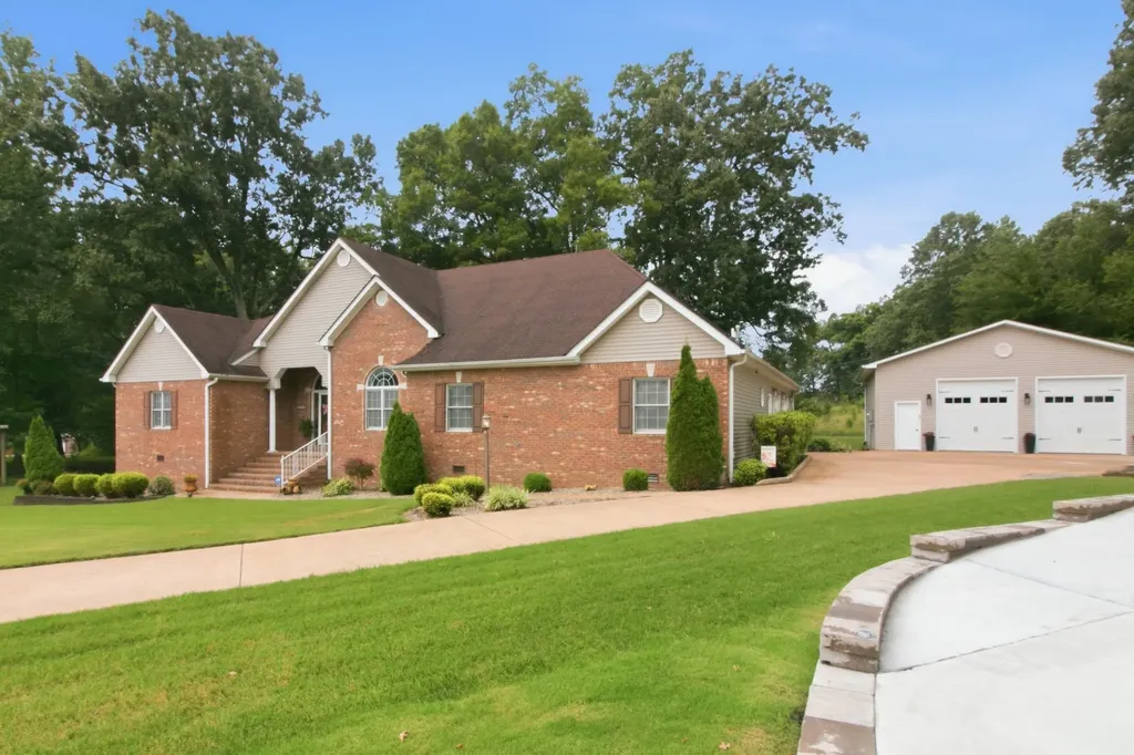 1305 Oakbrook Drive Paris TN 38242
