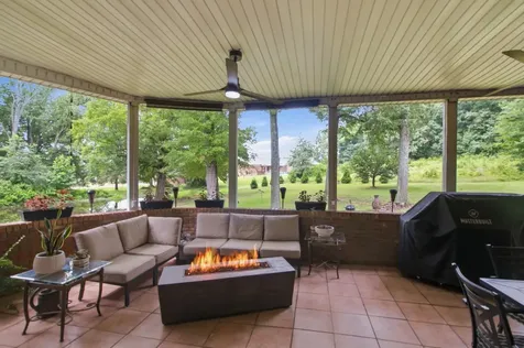 1305 Oakbrook Drive Paris TN 38242