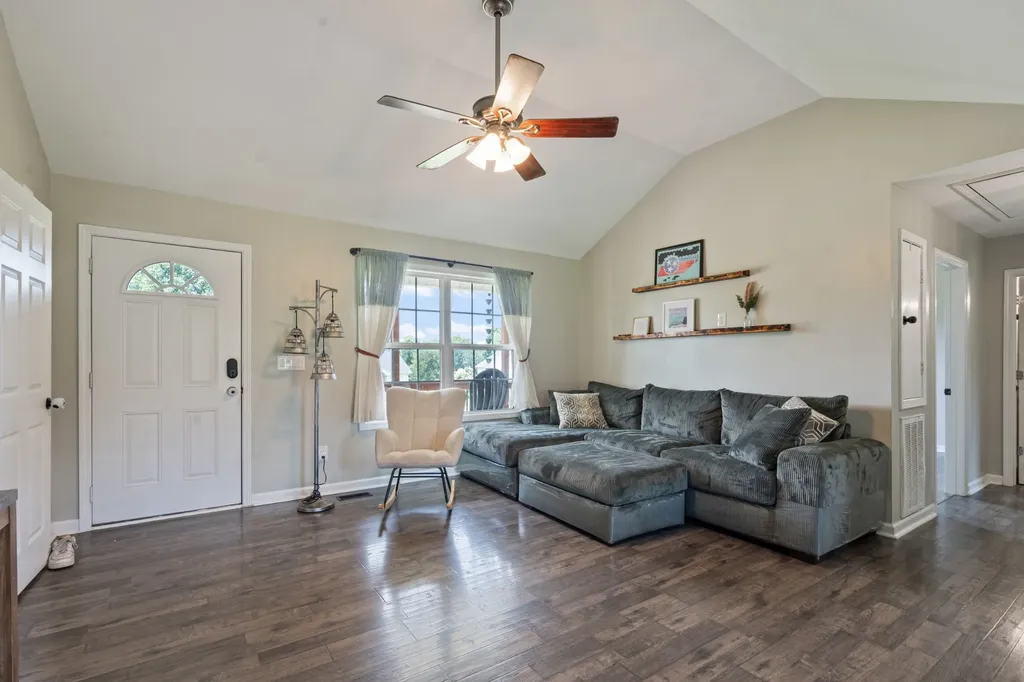 1967 Farmington Court Columbia TN 38401