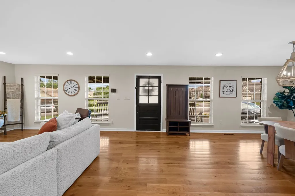 1032 Neeleys Bend Spring Hill TN 37174