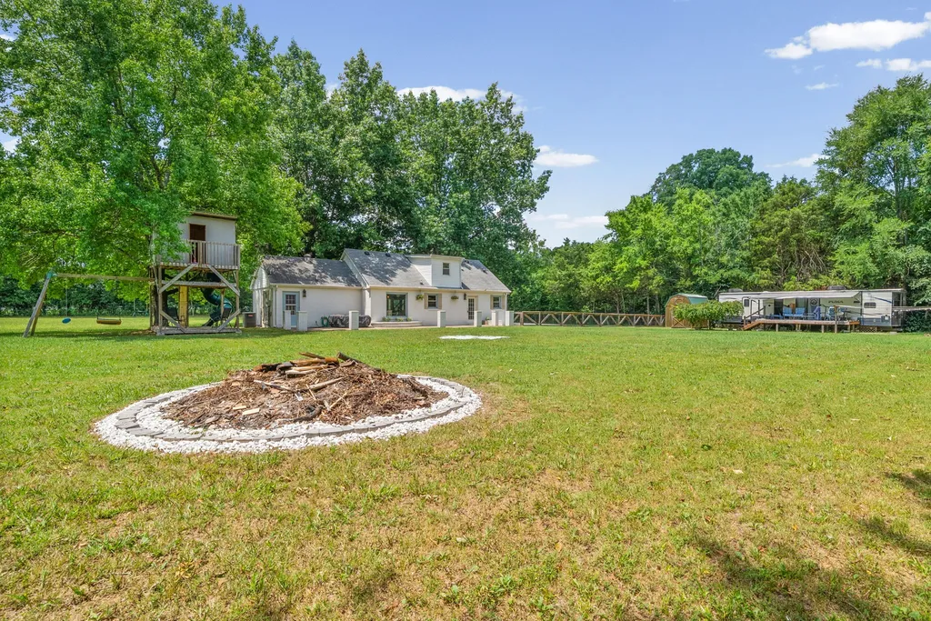 2031/2 Maple Hill Road Lebanon TN 37087