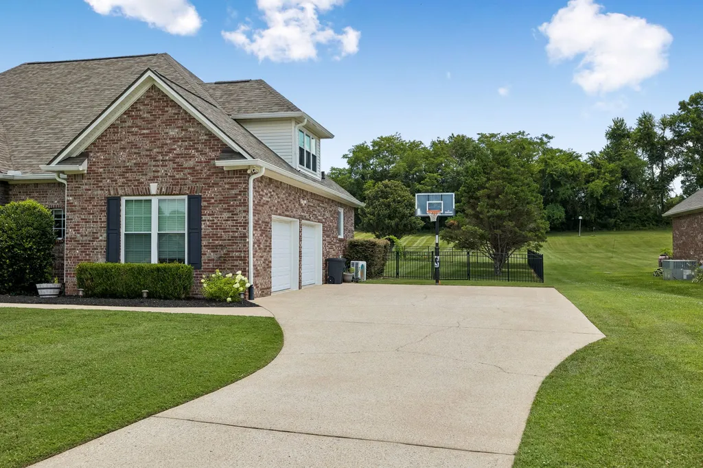 1013 The Long Run Columbia TN 38401