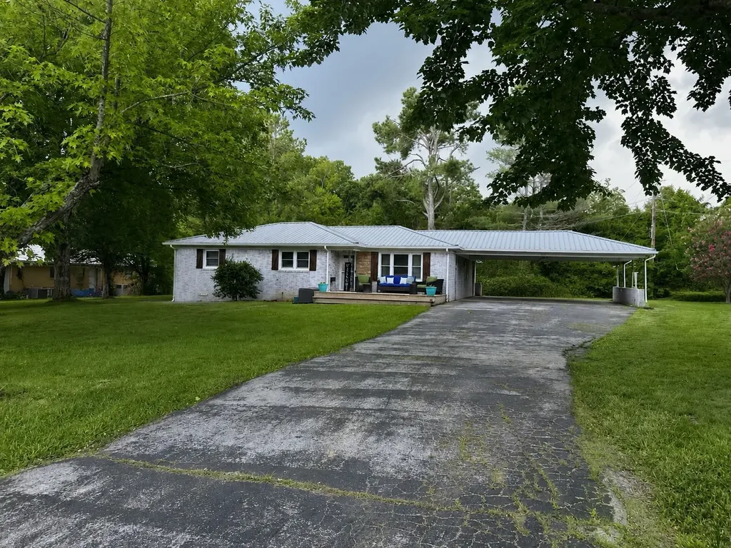 1037 Highway 100 Centerville TN 37033