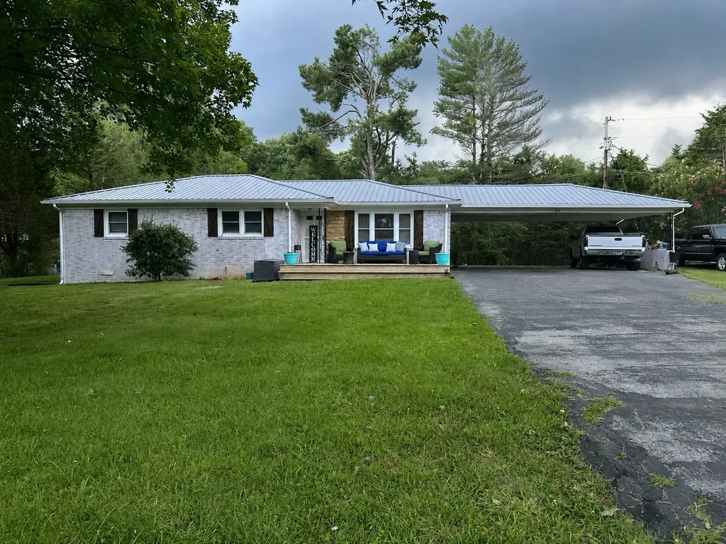 1037 Highway 100 Centerville TN 37033