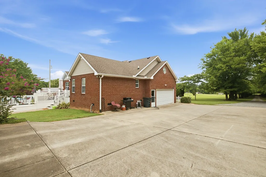 113 E Robertson Road Castalian Springs TN 37031