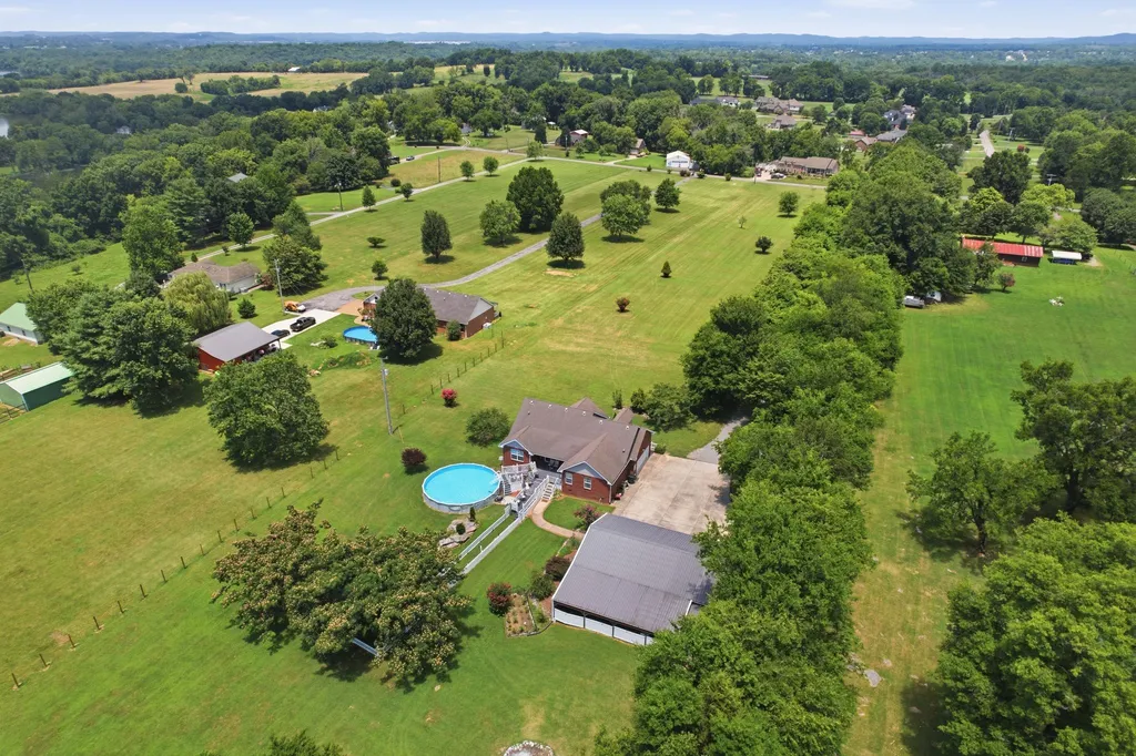 113 E Robertson Road Castalian Springs TN 37031