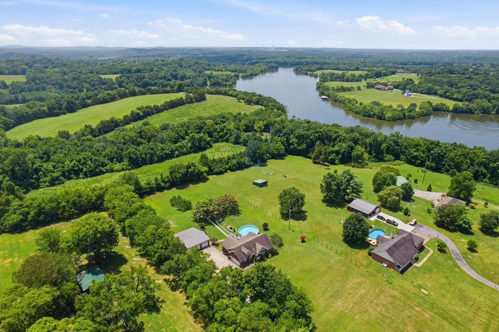 113 E Robertson Road Castalian Springs TN 37031