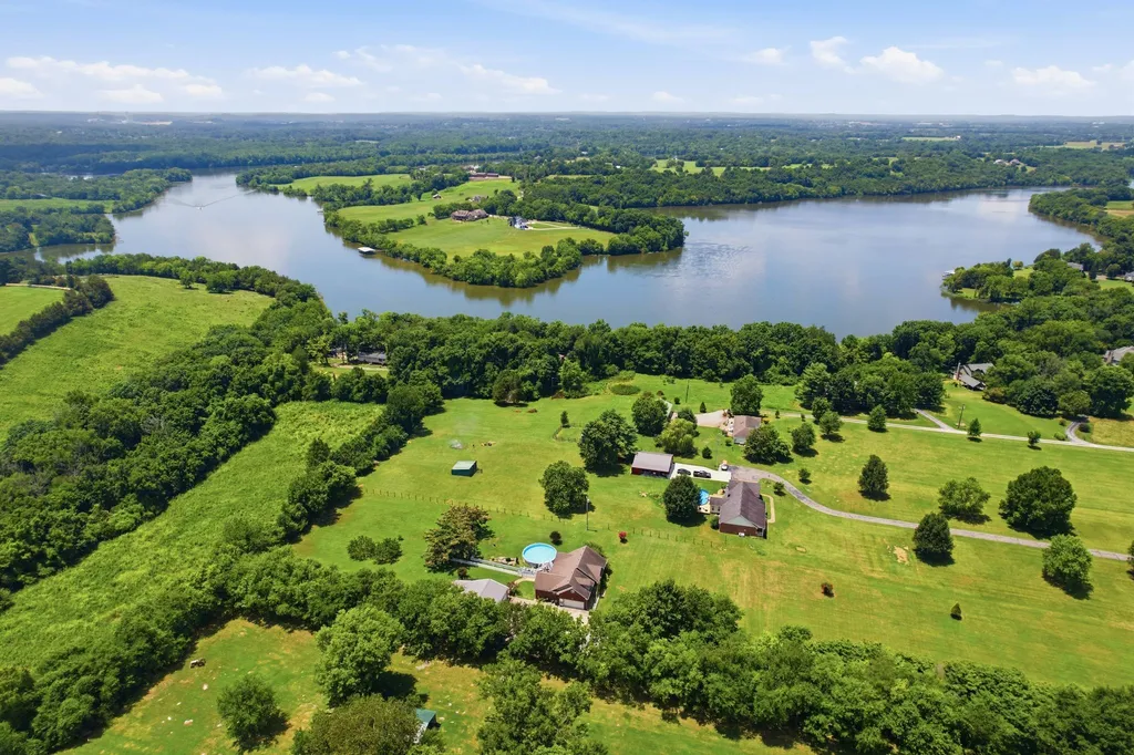 113 E Robertson Road Castalian Springs TN 37031