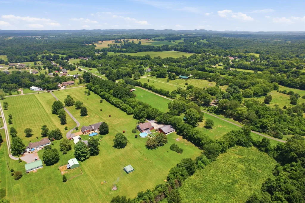 113 E Robertson Road Castalian Springs TN 37031
