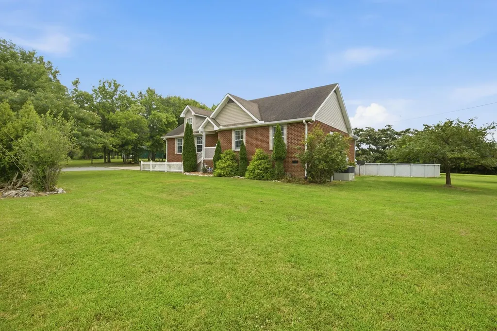 113 E Robertson Road Castalian Springs TN 37031