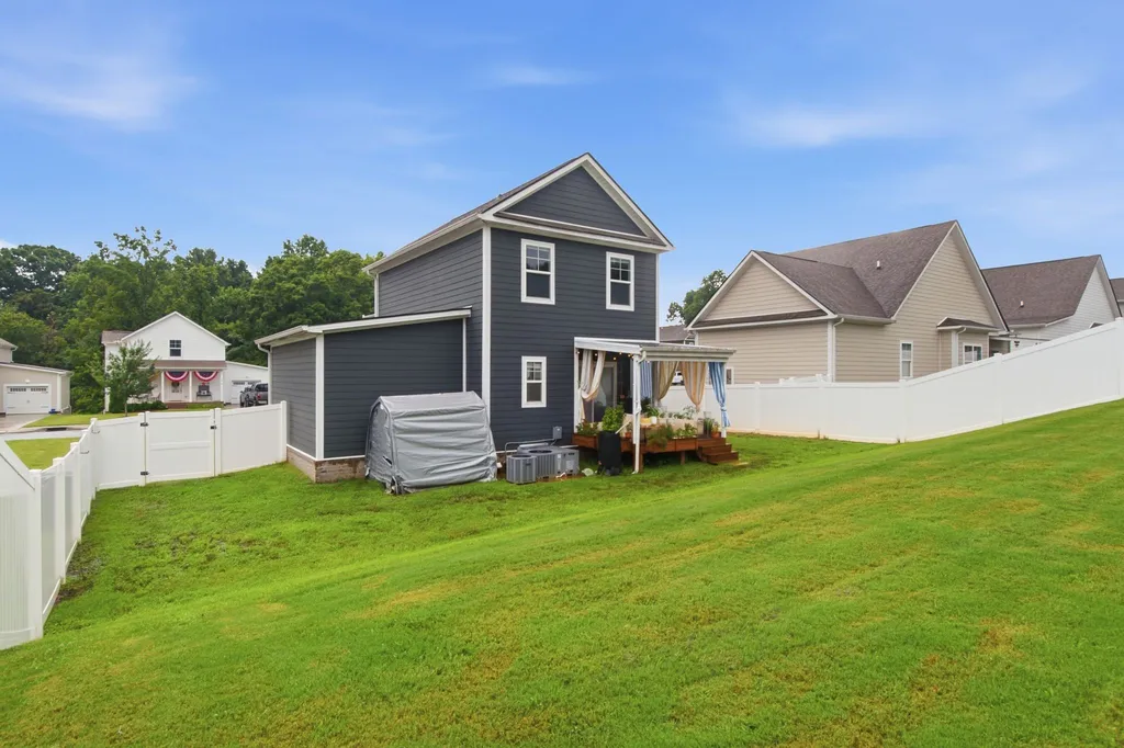1011 Sycamore Rdg, E Burns TN 37029