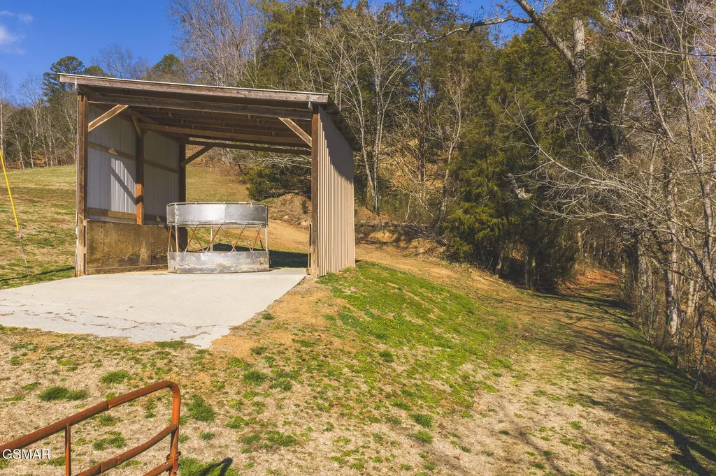 3381 Upper Caney Valley Road Tazewell TN 37879