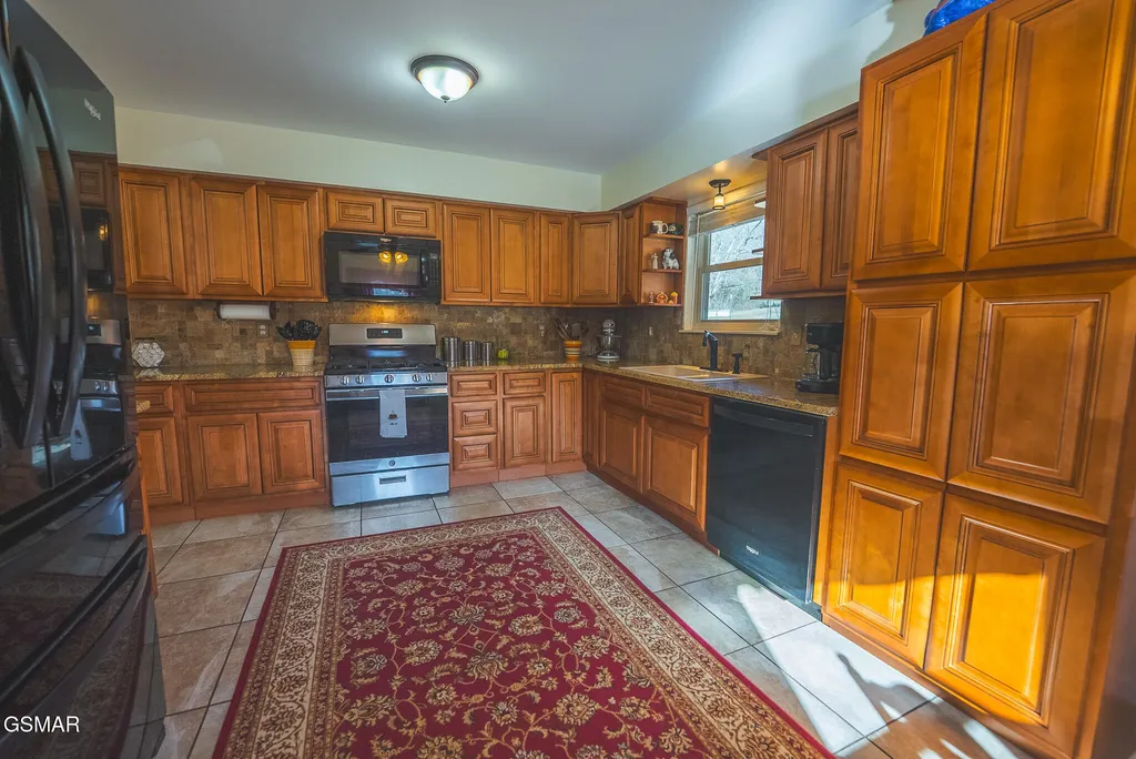 3381 Upper Caney Valley Road Tazewell TN 37879