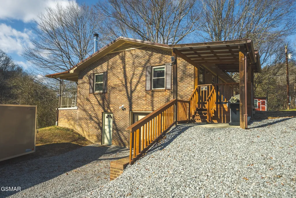 3381 Upper Caney Valley Road Tazewell TN 37879