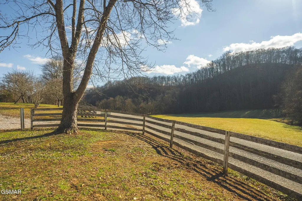 3381 Upper Caney Valley Road Tazewell TN 37879