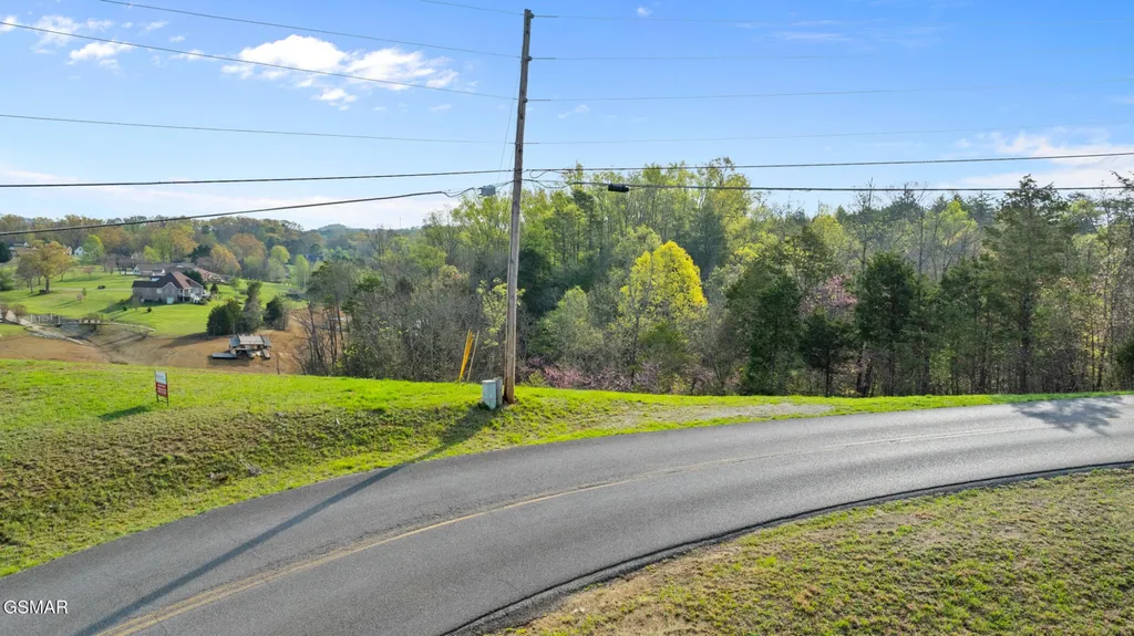 12 Ferry Hill Road Dandridge TN 37725