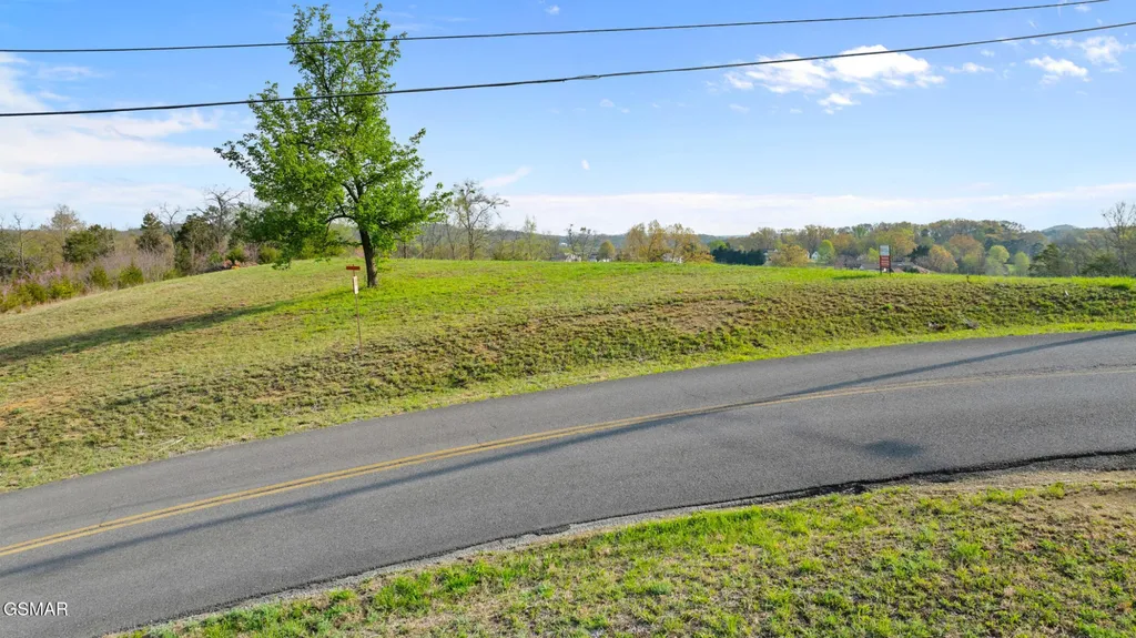 12 Ferry Hill Road Dandridge TN 37725