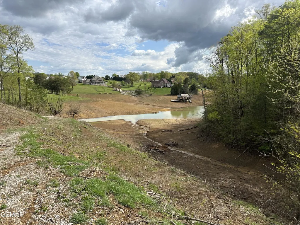 12 Ferry Hill Road Dandridge TN 37725