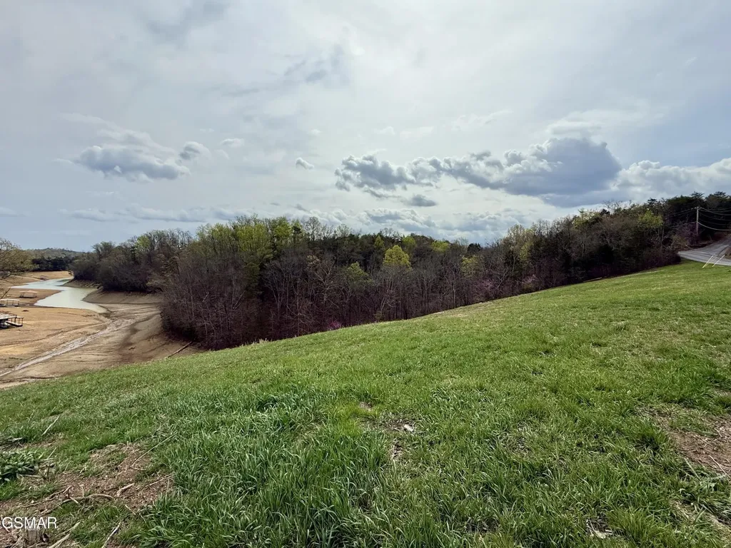 12 Ferry Hill Road Dandridge TN 37725