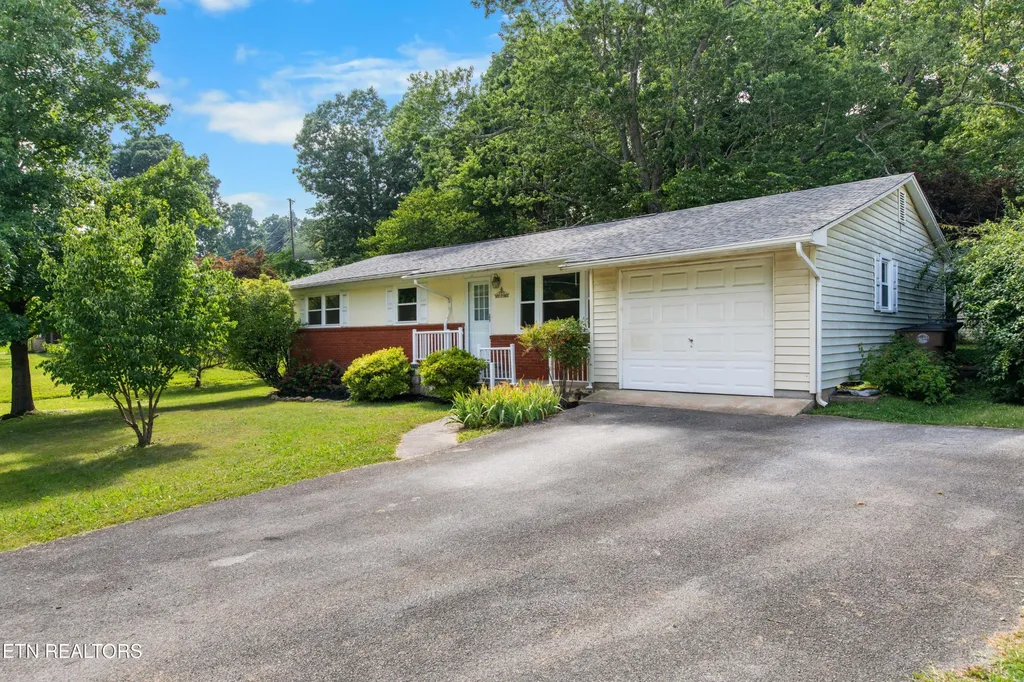 2001 Nandina Drive Knoxville TN 37912