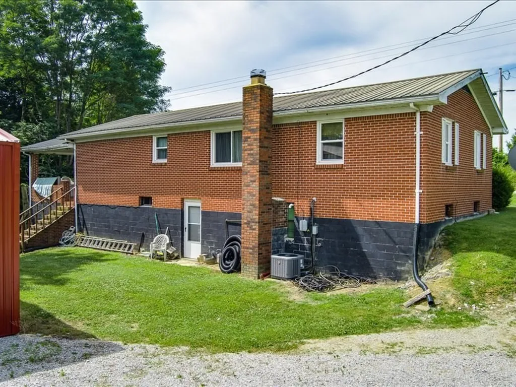 1050 Tompkinsville Highway Moss TN 38575