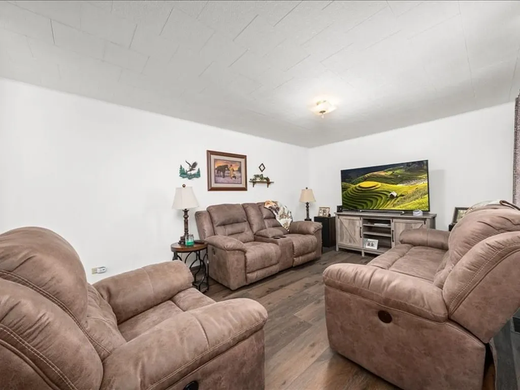 1050 Tompkinsville Highway Moss TN 38575