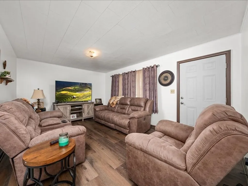 1050 Tompkinsville Highway Moss TN 38575