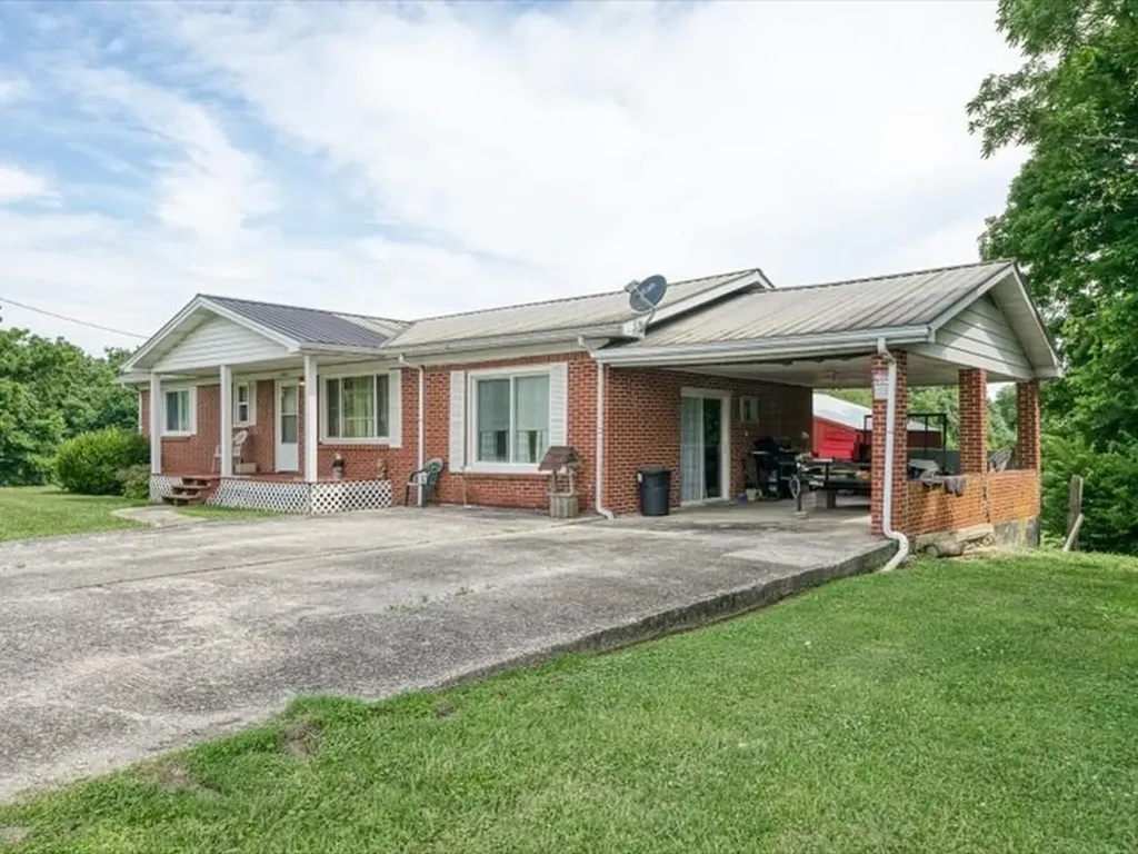 1050 Tompkinsville Highway Moss TN 38575