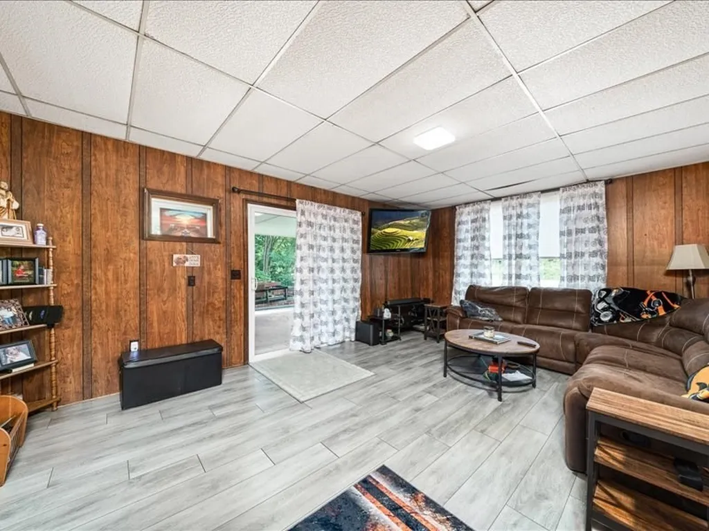 1050 Tompkinsville Highway Moss TN 38575