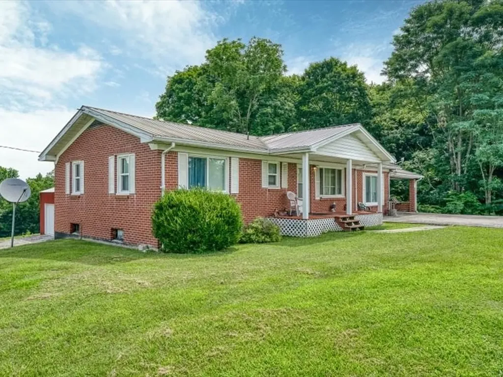 1050 Tompkinsville Highway Moss TN 38575
