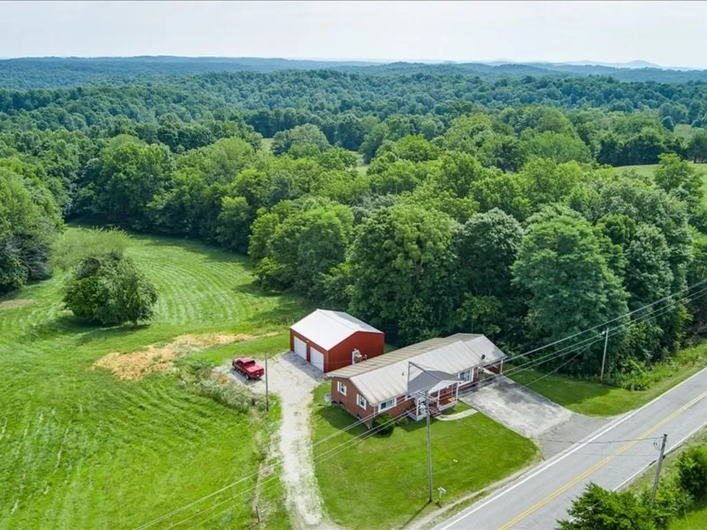 1050 Tompkinsville Highway Moss TN 38575